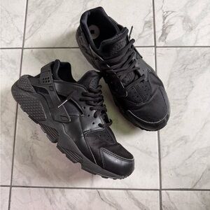 Nike Women's Black Sneakers